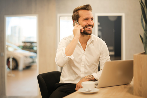 Telefonierender Autohausmitarbeiter